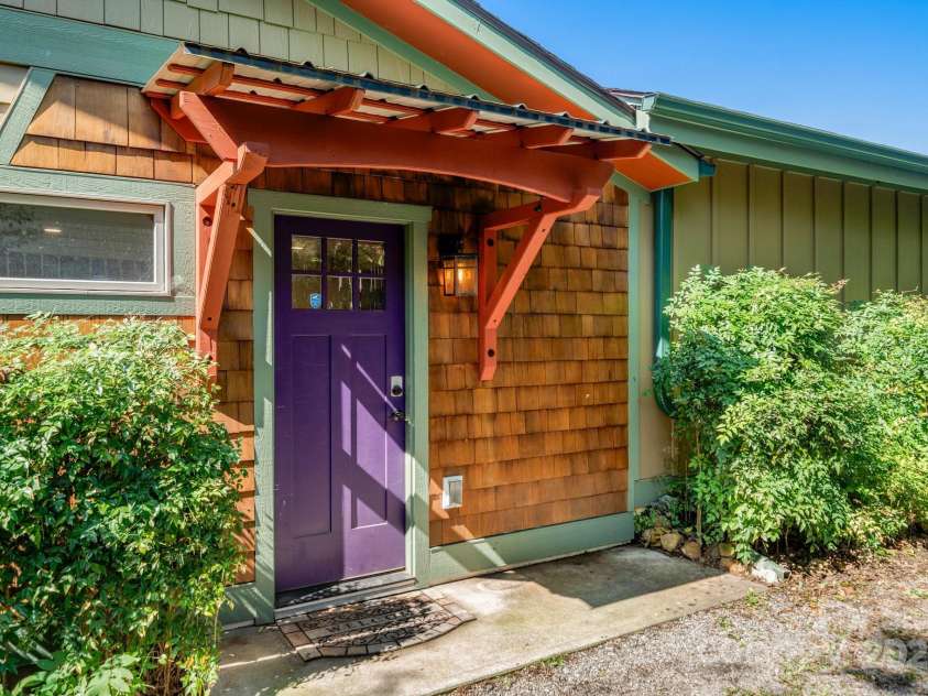 15 Deaver Drive, Asheville, NC 28806.  MLS# CAR4280300, YatesRealty ID 26958. Side Entrance to the Kitchen