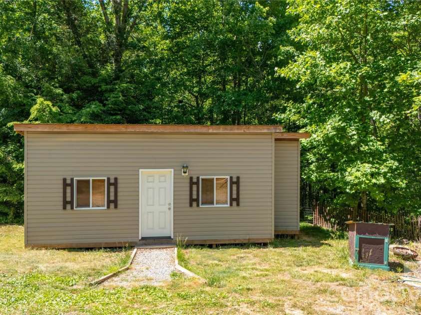 47 Johnson Drive, Marion, NC 28752.  MLS# CAR4386207, YatesRealty ID 26959. 