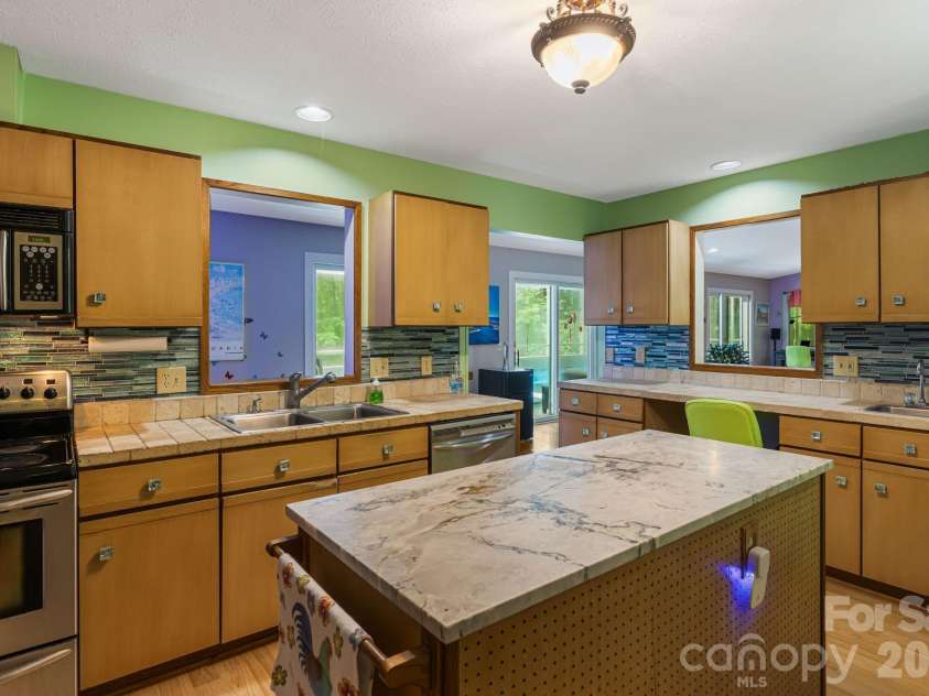 11 Beaumont Drive, Hendersonville, NC 28739.  MLS# CAR4376069, YatesRealty ID 26960. 