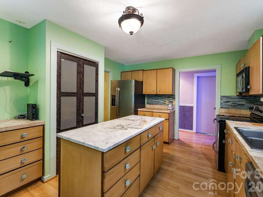 11 Beaumont Drive, Hendersonville, NC 28739.  MLS# CAR4376069, YatesRealty ID 26960. 