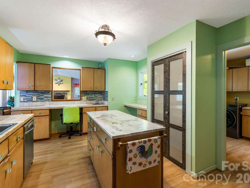 11 Beaumont Drive, Hendersonville, NC 28739.  MLS# CAR4376069, YatesRealty ID 26960. 