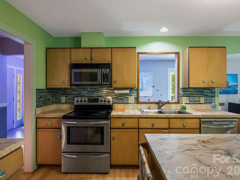 11 Beaumont Drive, Hendersonville, NC 28739.  MLS# CAR4376069, YatesRealty ID 26960. 