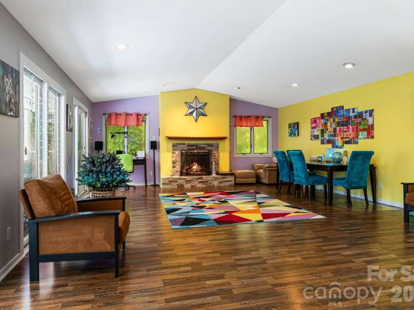 11 Beaumont Drive, Hendersonville, NC 28739.  MLS# CAR4376069, YatesRealty ID 26960. 