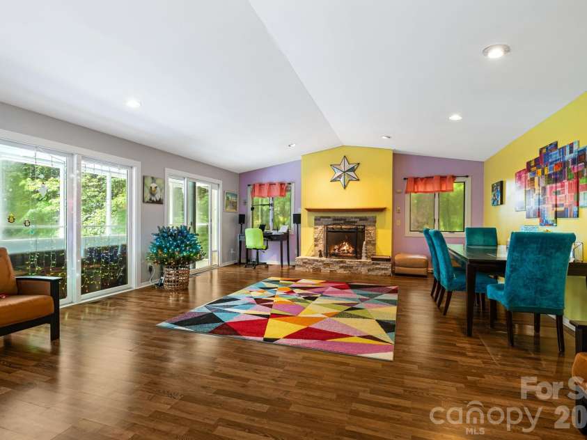 11 Beaumont Drive, Hendersonville, NC 28739.  MLS# CAR4376069, YatesRealty ID 26960. 