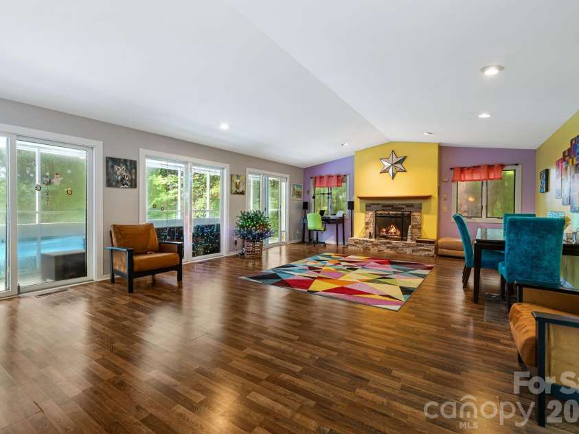 11 Beaumont Drive, Hendersonville, NC 28739.  MLS# CAR4376069, YatesRealty ID 26960. 