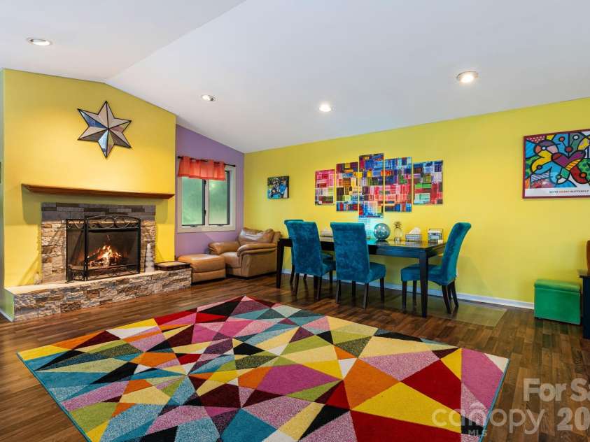 11 Beaumont Drive, Hendersonville, NC 28739.  MLS# CAR4376069, YatesRealty ID 26960. 
