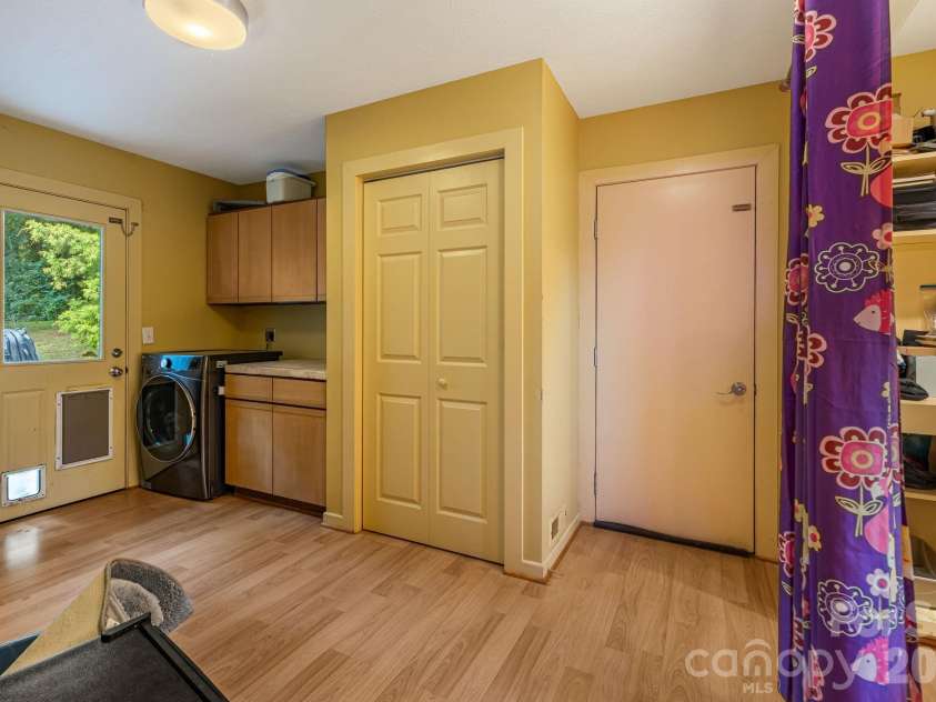 11 Beaumont Drive, Hendersonville, NC 28739.  MLS# CAR4376069, YatesRealty ID 26960. 