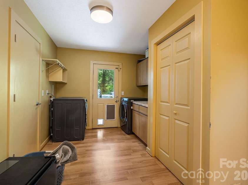 11 Beaumont Drive, Hendersonville, NC 28739.  MLS# CAR4376069, YatesRealty ID 26960. 