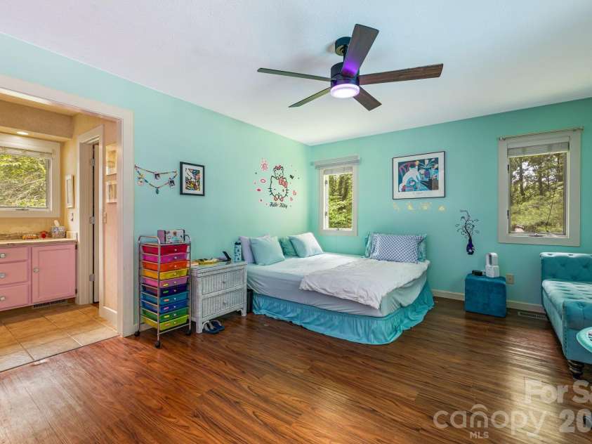 11 Beaumont Drive, Hendersonville, NC 28739.  MLS# CAR4376069, YatesRealty ID 26960. 