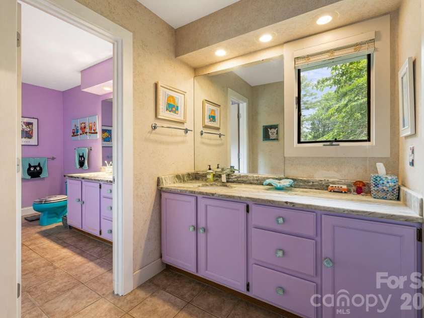 11 Beaumont Drive, Hendersonville, NC 28739.  MLS# CAR4376069, YatesRealty ID 26960. 