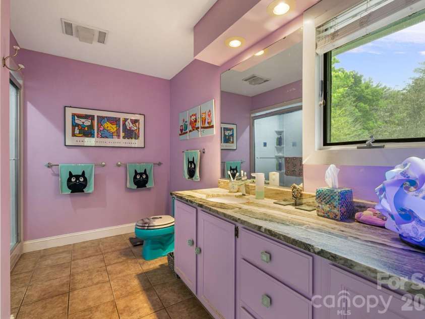 11 Beaumont Drive, Hendersonville, NC 28739.  MLS# CAR4376069, YatesRealty ID 26960. 