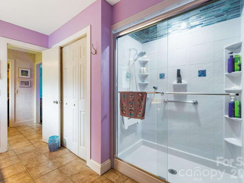 11 Beaumont Drive, Hendersonville, NC 28739.  MLS# CAR4376069, YatesRealty ID 26960. 