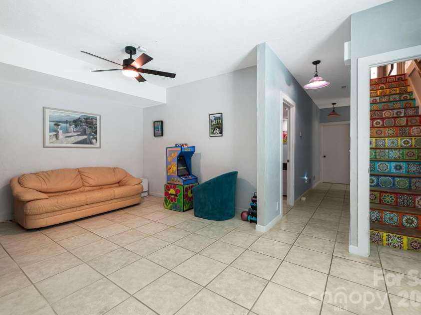 11 Beaumont Drive, Hendersonville, NC 28739.  MLS# CAR4376069, YatesRealty ID 26960. 