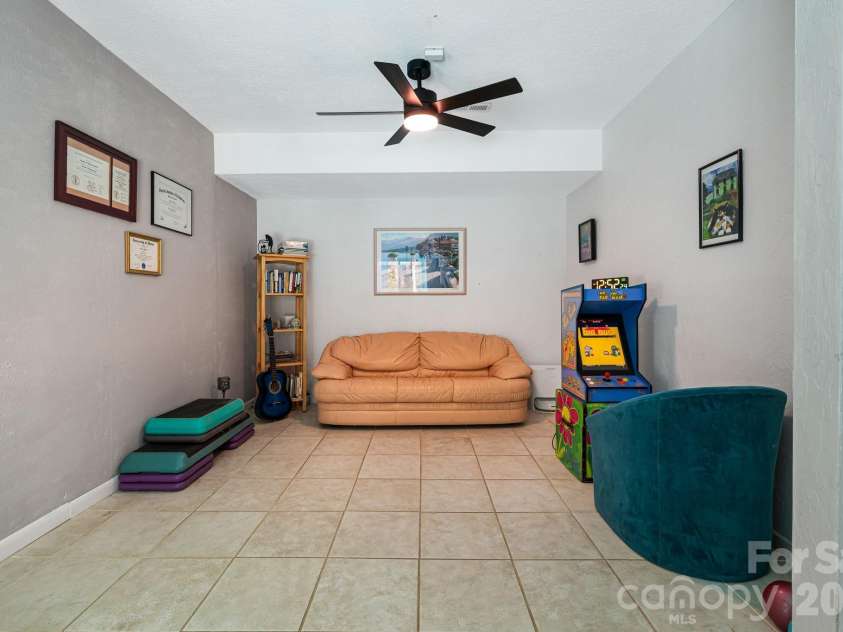 11 Beaumont Drive, Hendersonville, NC 28739.  MLS# CAR4376069, YatesRealty ID 26960. 