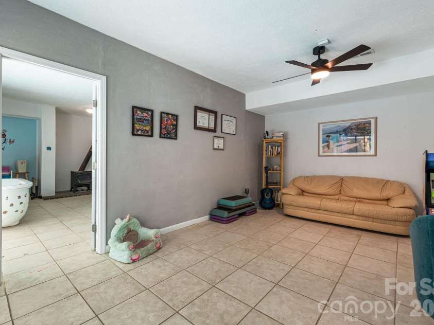 11 Beaumont Drive, Hendersonville, NC 28739.  MLS# CAR4376069, YatesRealty ID 26960. 