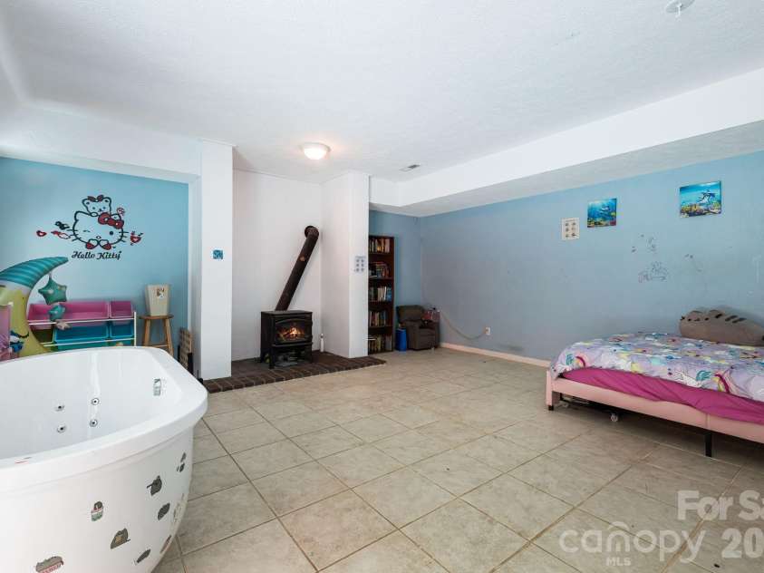 11 Beaumont Drive, Hendersonville, NC 28739.  MLS# CAR4376069, YatesRealty ID 26960. 