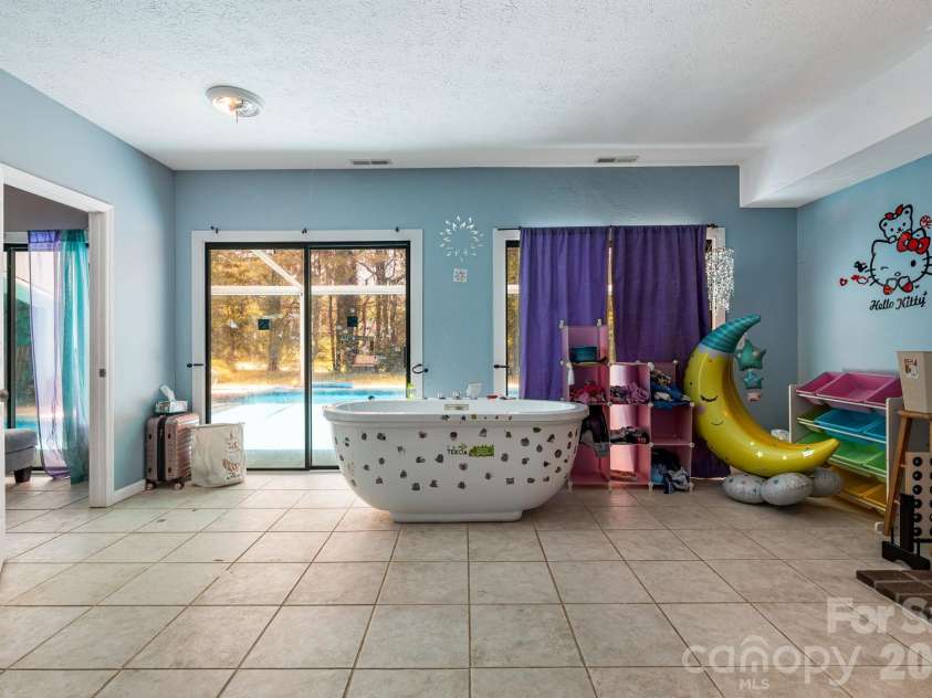 11 Beaumont Drive, Hendersonville, NC 28739.  MLS# CAR4376069, YatesRealty ID 26960. 