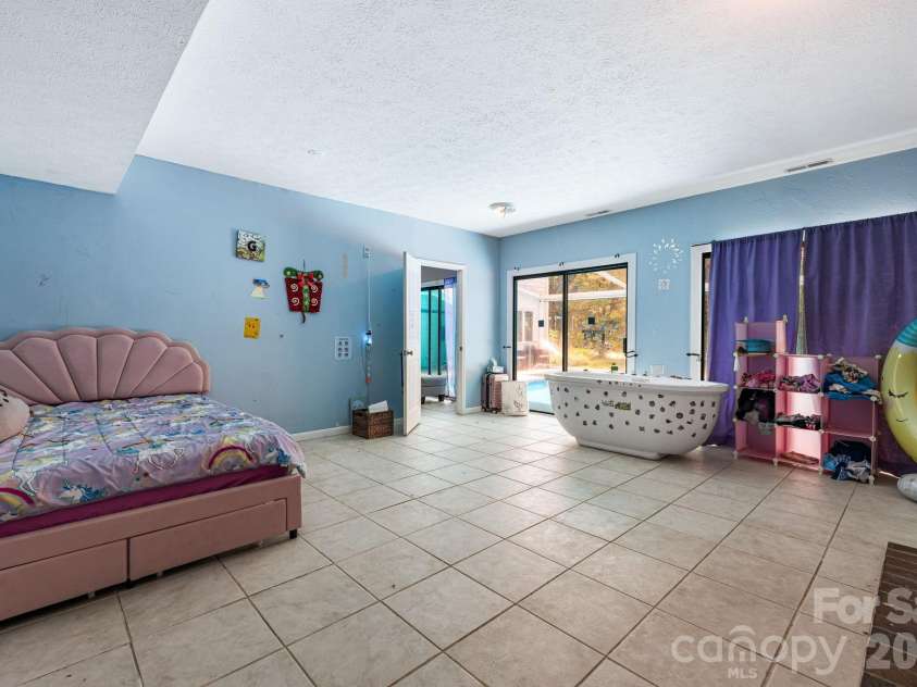 11 Beaumont Drive, Hendersonville, NC 28739.  MLS# CAR4376069, YatesRealty ID 26960. 