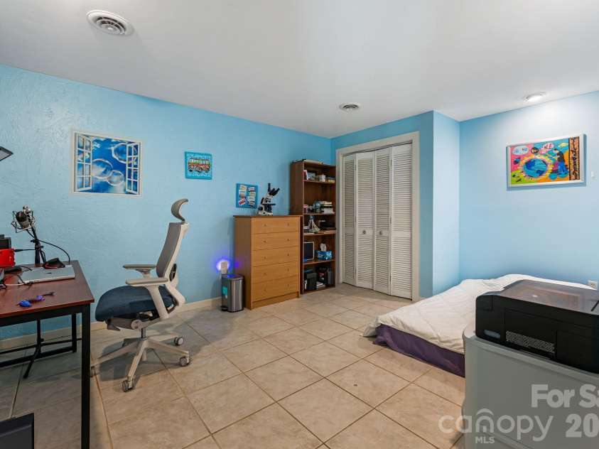 11 Beaumont Drive, Hendersonville, NC 28739.  MLS# CAR4376069, YatesRealty ID 26960. 