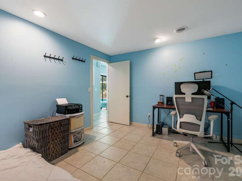 11 Beaumont Drive, Hendersonville, NC 28739.  MLS# CAR4376069, YatesRealty ID 26960. 