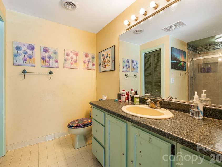 11 Beaumont Drive, Hendersonville, NC 28739.  MLS# CAR4376069, YatesRealty ID 26960. 