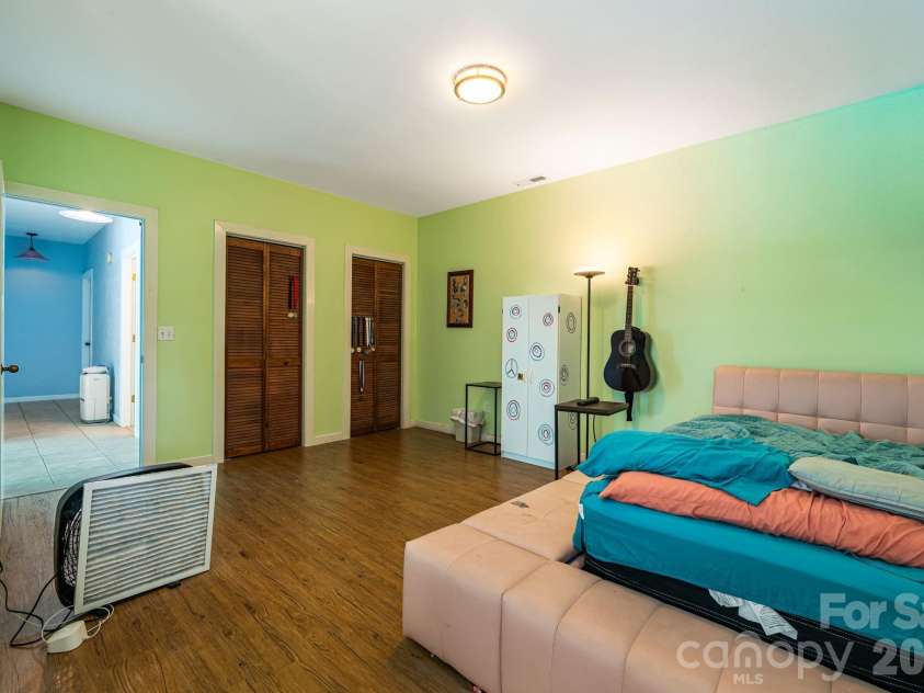 11 Beaumont Drive, Hendersonville, NC 28739.  MLS# CAR4376069, YatesRealty ID 26960. 