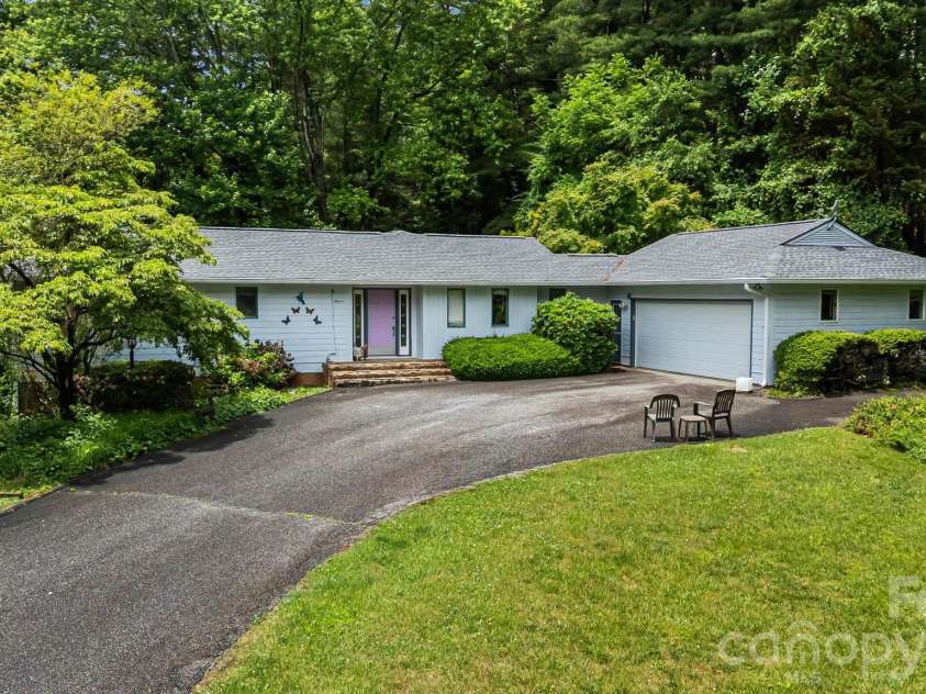11 Beaumont Drive, Hendersonville, NC 28739.  MLS# CAR4376069, YatesRealty ID 26960. 