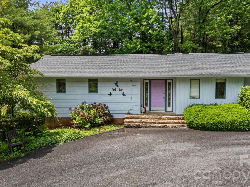 11 Beaumont Drive, Hendersonville, NC 28739.  MLS# CAR4376069, YatesRealty ID 26960. 