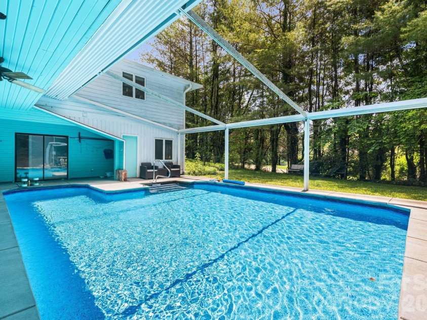 11 Beaumont Drive, Hendersonville, NC 28739.  MLS# CAR4376069, YatesRealty ID 26960. 