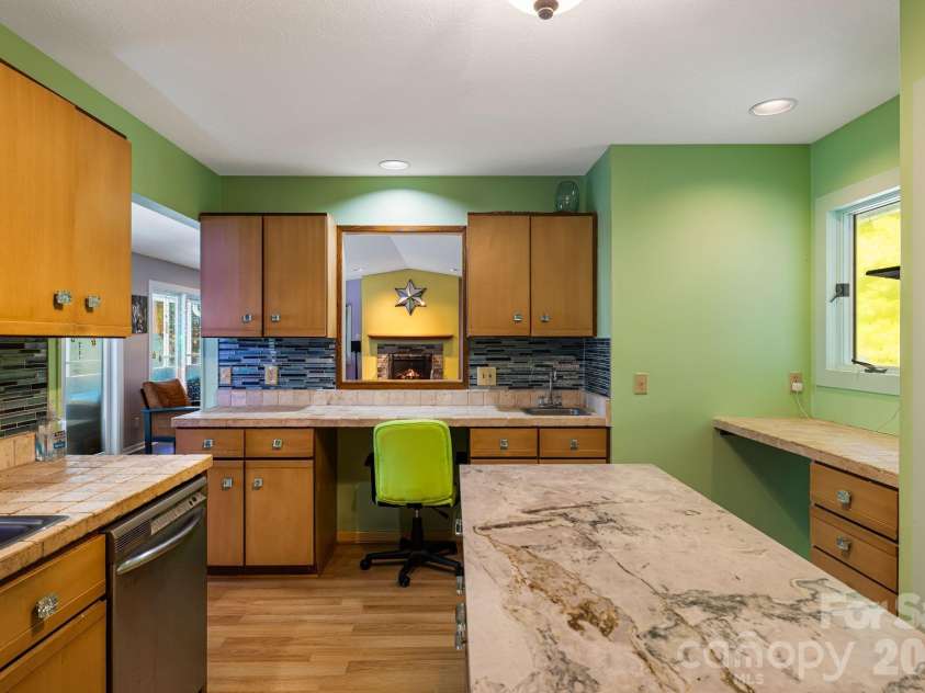 11 Beaumont Drive, Hendersonville, NC 28739.  MLS# CAR4376069, YatesRealty ID 26960. Quartz countertops and ready for your favorite recipes!