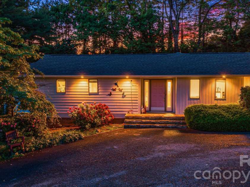 11 Beaumont Drive, Hendersonville, NC 28739.  MLS# CAR4376069, YatesRealty ID 26960. Welcome Home to Hendersonville! 