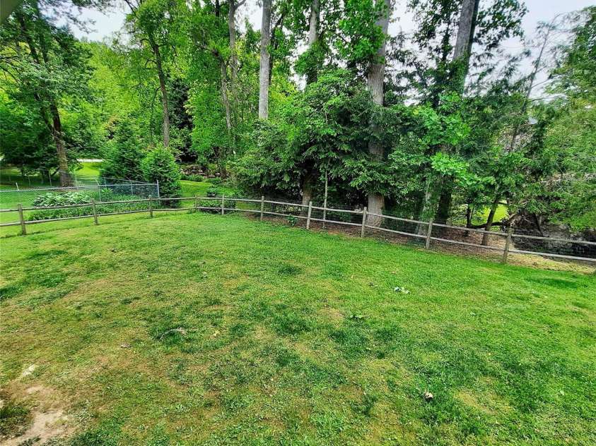 104 Richards Drive, Hendersonville, NC 28792.  MLS# CAR4378353, YatesRealty ID 26963. 