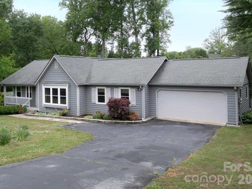 104 Richards Drive, Hendersonville, NC 28792.  MLS# CAR4378353, YatesRealty ID 26963. 