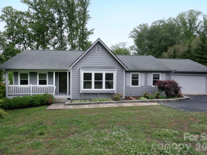 104 Richards Drive, Hendersonville, NC 28792.  MLS# CAR4378353, YatesRealty ID 26963. 