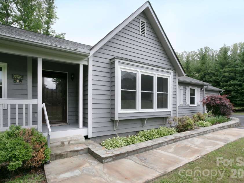 104 Richards Drive, Hendersonville, NC 28792.  MLS# CAR4378353, YatesRealty ID 26963. 