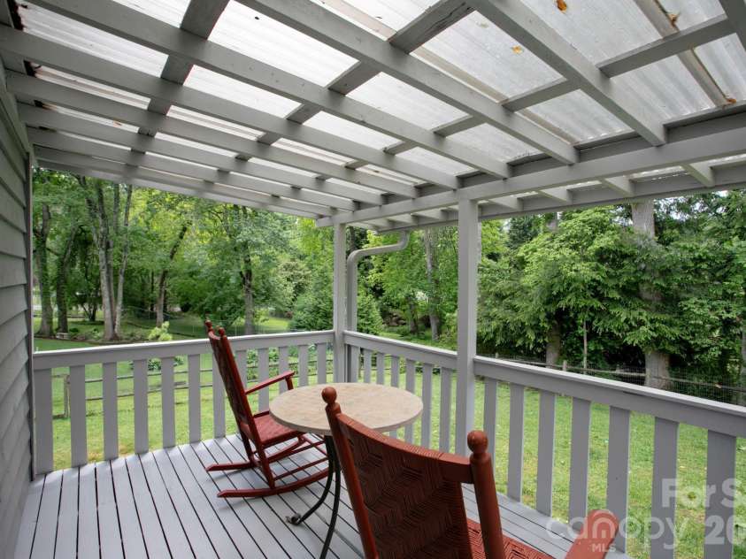 104 Richards Drive, Hendersonville, NC 28792.  MLS# CAR4378353, YatesRealty ID 26963. 