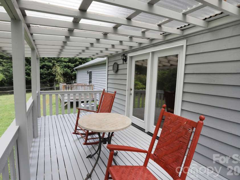 104 Richards Drive, Hendersonville, NC 28792.  MLS# CAR4378353, YatesRealty ID 26963. 