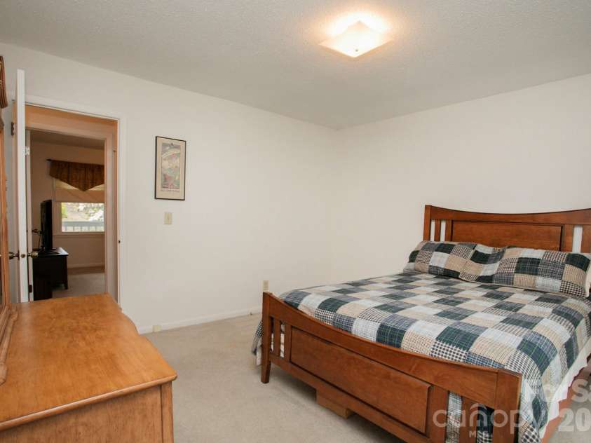 104 Richards Drive, Hendersonville, NC 28792.  MLS# CAR4378353, YatesRealty ID 26963. 