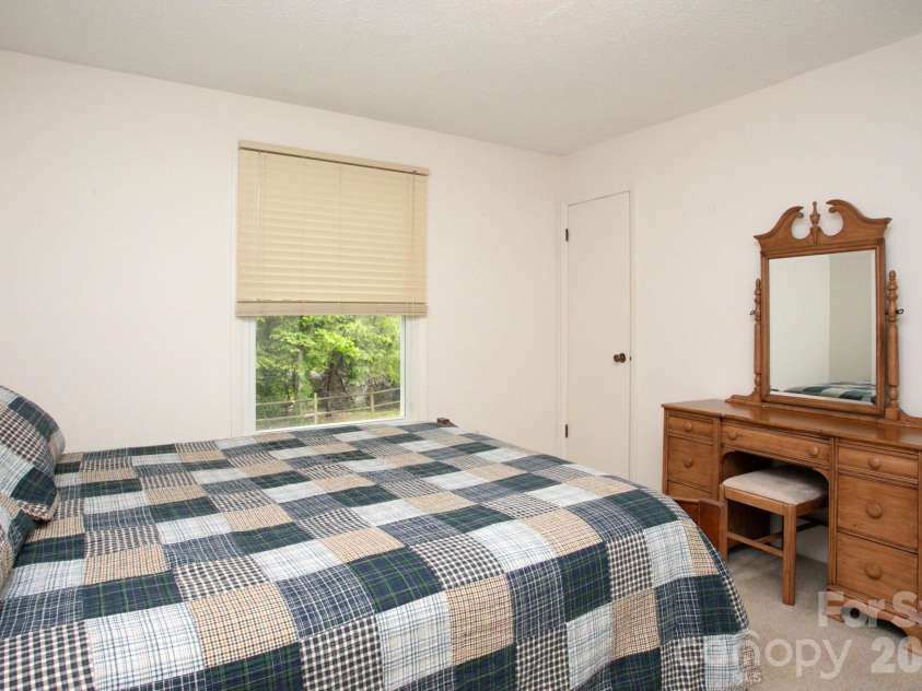 104 Richards Drive, Hendersonville, NC 28792.  MLS# CAR4378353, YatesRealty ID 26963. 