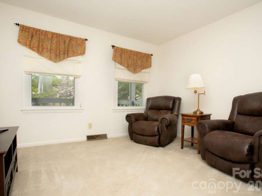 104 Richards Drive, Hendersonville, NC 28792.  MLS# CAR4378353, YatesRealty ID 26963. 