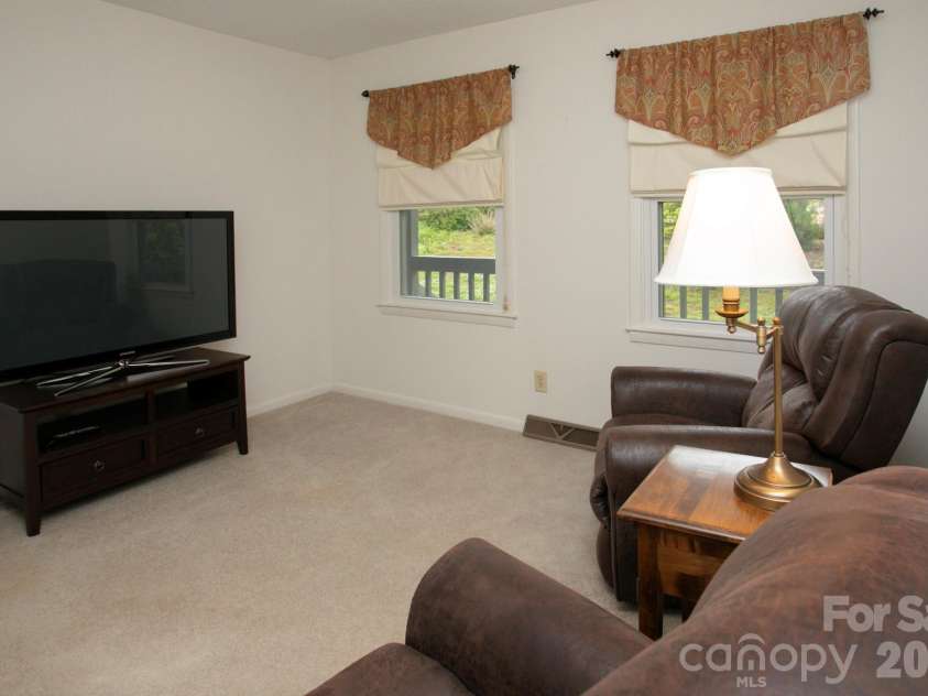 104 Richards Drive, Hendersonville, NC 28792.  MLS# CAR4378353, YatesRealty ID 26963. 