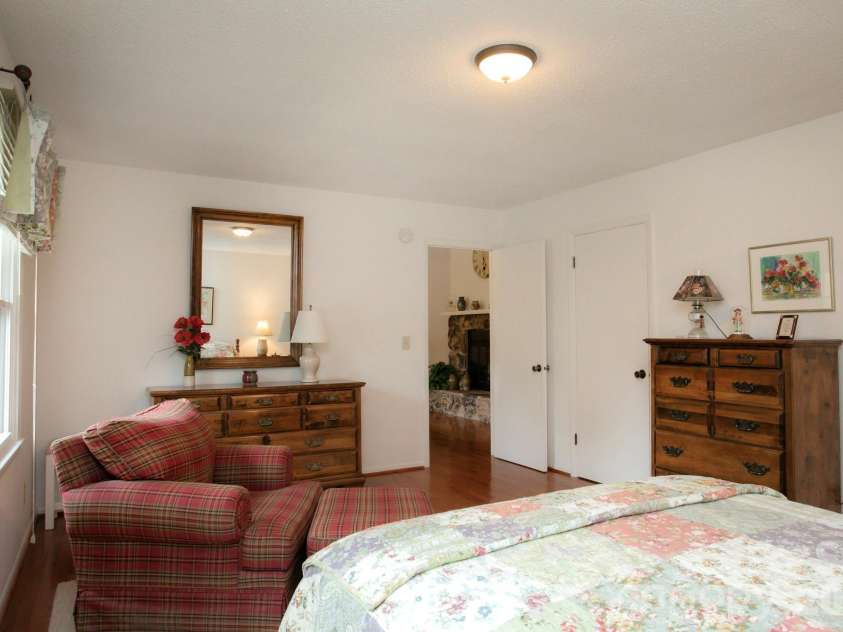 104 Richards Drive, Hendersonville, NC 28792.  MLS# CAR4378353, YatesRealty ID 26963. 