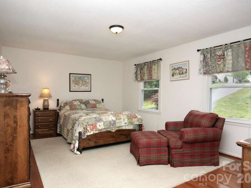 104 Richards Drive, Hendersonville, NC 28792.  MLS# CAR4378353, YatesRealty ID 26963. 