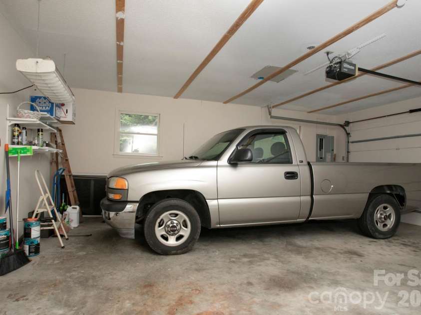 104 Richards Drive, Hendersonville, NC 28792.  MLS# CAR4378353, YatesRealty ID 26963. 