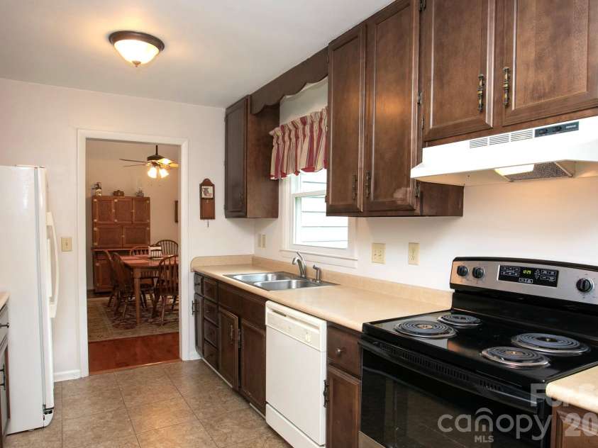 104 Richards Drive, Hendersonville, NC 28792.  MLS# CAR4378353, YatesRealty ID 26963. 