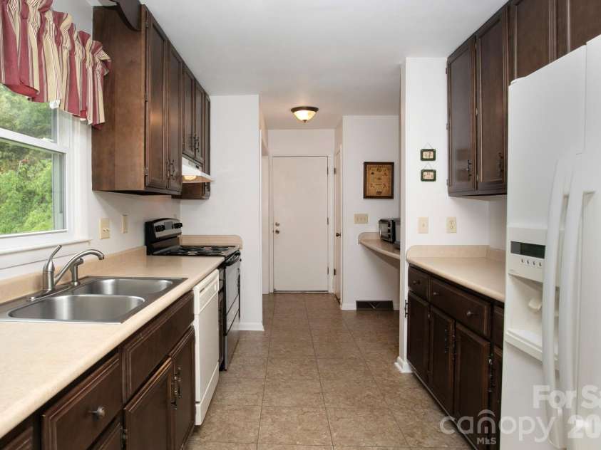 104 Richards Drive, Hendersonville, NC 28792.  MLS# CAR4378353, YatesRealty ID 26963. 