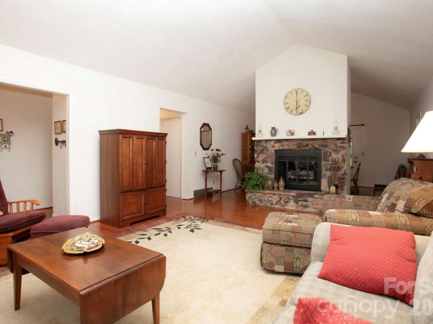 104 Richards Drive, Hendersonville, NC 28792.  MLS# CAR4378353, YatesRealty ID 26963. 