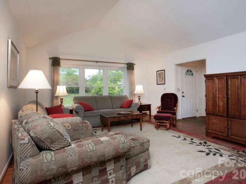 104 Richards Drive, Hendersonville, NC 28792.  MLS# CAR4378353, YatesRealty ID 26963. 