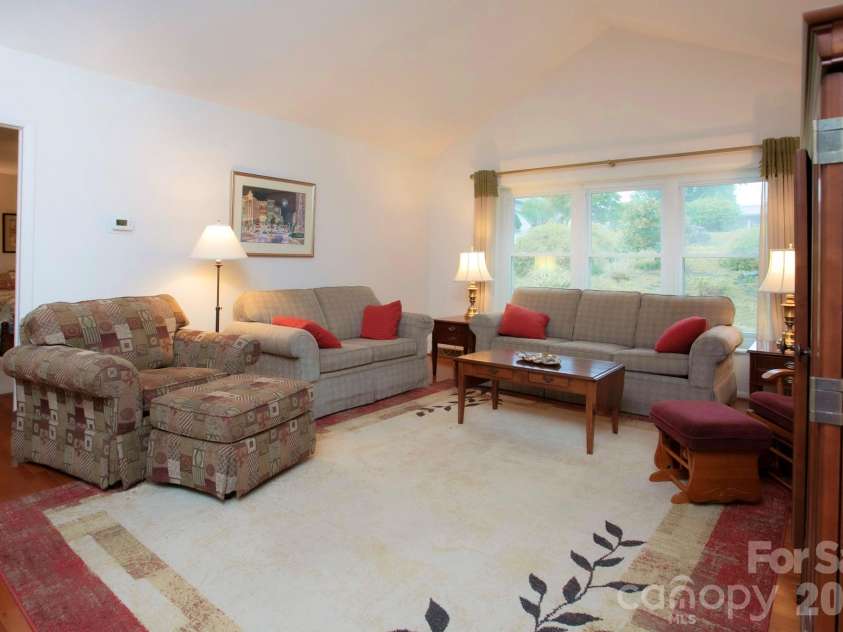 104 Richards Drive, Hendersonville, NC 28792.  MLS# CAR4378353, YatesRealty ID 26963. 