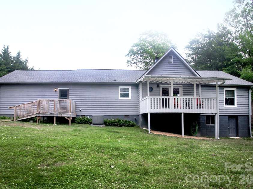104 Richards Drive, Hendersonville, NC 28792.  MLS# CAR4378353, YatesRealty ID 26963. 